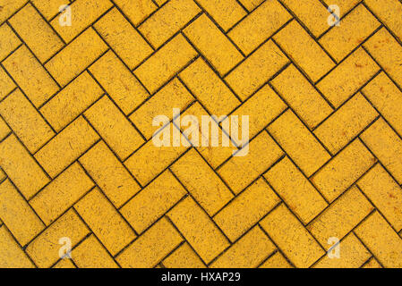 A zig zag giallo ammattonato, urban texture marciapiede Foto Stock