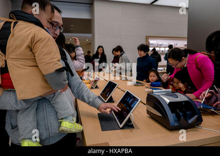 Bambini che giocano su iPad in un Apple shop Foto Stock