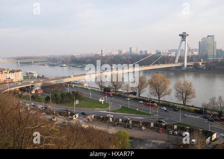 SNP ponte sul fiume Danubio in un inizio serata primaverile Foto Stock