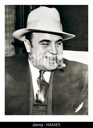 AL CAPONE SIGARO HAT 1920's Vintage B&W immagine di Al Capone, probabilmente la più famosa la criminalità organizzata signore, o più comunemente noto come mafia gangster, negli anni venti della storia americana. Al Capone, byname di Alphonse Capone, chiamato anche Scarface, (nato il 17 gennaio 1899, Brooklyn, New York, Stati Uniti-morì gennaio 25, 1947, Palm Island, Florida), il più famoso gangster americano, che ha dominato la criminalità organizzata a Chicago dal 1925 al 1931. Foto Stock