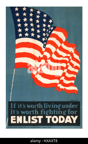 Vintage la Prima Guerra Mondiale la propaganda poster di assunzione ' arruolare oggi' esercito americano e il Navy 1914 "se vale la pena di vivere sotto il suo vale la pena lottare per...". Foto Stock