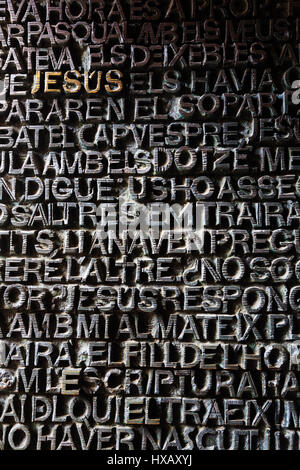 Dettaglio dalle porte della facciata della Passione della Sagrada Familia di Barcellona, Catalunya, Spagna. Foto Stock