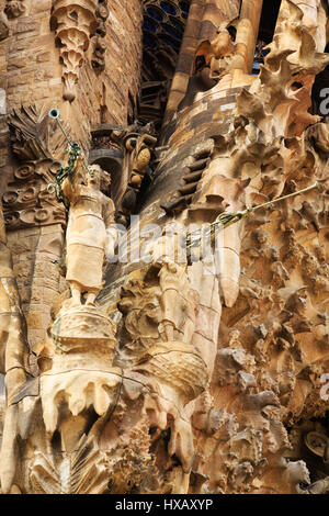 Dettaglio dalla facciata della Natività di Gaudi La Sagrada Familia di Barcellona, Catalunya, Spagna. Foto Stock