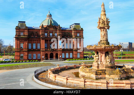 I popoli palace museum e la Fontana Daulton, verde di Glasgow, Glasgow, Scozia, costruiti nel Regno Unito per i Giardini Invernali per il regno della regina Victoria Foto Stock