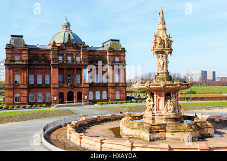 I popoli palace museum e la Fontana Daulton, verde di Glasgow, Glasgow, Scozia, costruiti nel Regno Unito per i Giardini Invernali per il regno della regina Victoria Foto Stock