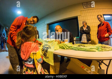 L'anello tubolare del reparto antincendio Sicurezza antincendio notte orgoglioso di essere un futuro Fire Fighter Tshirt Foto Stock