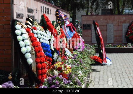 Villaggio POLTAVA. 9 Maggio 2015: i cui fiori a un monumento in onore di una vittoria sul giorno 9 maggio. Tradizioni patriottica. Foto Stock