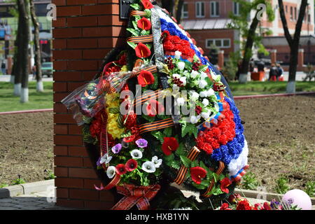 Villaggio POLTAVA. 9 Maggio 2015: i cui fiori a un monumento in onore di una vittoria sul giorno 9 maggio. Tradizioni patriottica. Foto Stock