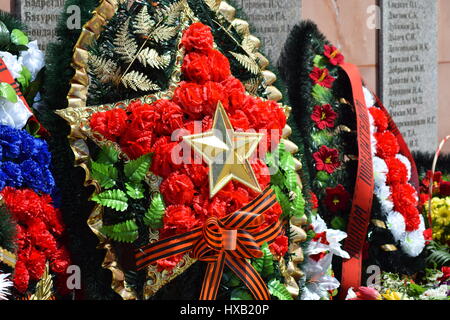 Villaggio POLTAVA. 9 Maggio 2015: i cui fiori a un monumento in onore di una vittoria sul giorno 9 maggio. Tradizioni patriottica. Foto Stock