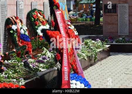 Villaggio POLTAVA. 9 Maggio 2015: i cui fiori a un monumento in onore di una vittoria sul giorno 9 maggio. Tradizioni patriottica. Foto Stock