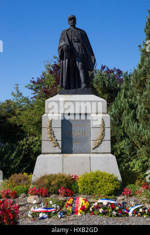 Monumento de Maréchal Foch Ferdinand accanto al D1017 in Bouchavesnes-Bergen, Francia Foto Stock