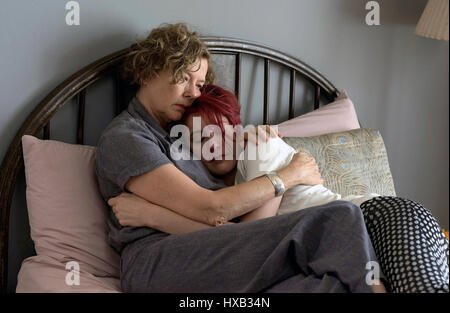 Xx secolo le donne è un 2016 American commedia-dramma film diretto e scritto da Mike Mills. Il film è ambientato negli anni settanta la California del Sud e in parte basato su Mills' infanzia. Il film stelle Annette Bening, Elle Fanning, Greta Gerwig, Lucas Zumann Giada e Billy Crudup. Questa fotografia è per il solo uso editoriale ed è il copyright del film company e/o il fotografo assegnato dal film o società di produzione e può essere riprodotto solo da pubblicazioni in congiunzione con la promozione del film di cui sopra. Un credito per il film company è richiesto. Il fotografo deve anche b Foto Stock