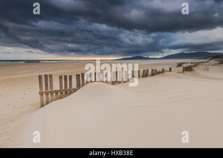 Cielo prima di tempesta in spiaggia da mare a Tarifa, Spagna Foto Stock