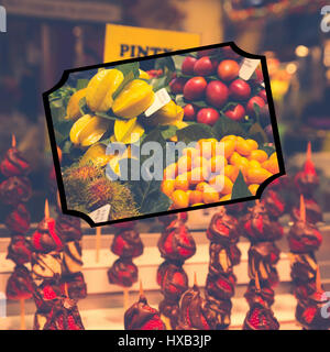 Collage di frutta e verdura in stallo La Boqueria, il più famoso mercato di Barcellona. Foto Stock