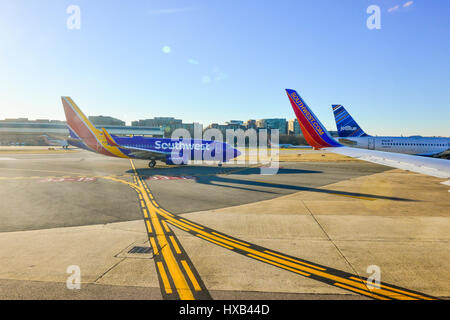 A sud-ovest e Jet Blue aerei all'Aeroporto Internazionale di Tampa, il rullaggio su asfalto Foto Stock