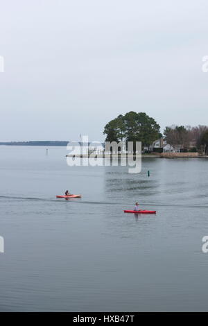 Due Kayakers sulla baia di Chesapeake Foto Stock