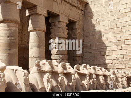 Colonna incompiuta al Tempio di Karnak complesso in Luxor Foto Stock