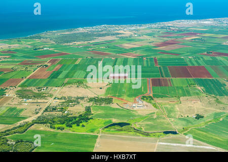 Vista aerea del patchwork farmland vicino a Bundaberg, con la costa al di là. Bundaberg, Queensland, Australia Foto Stock