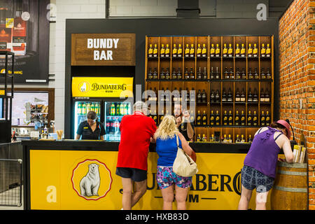 Il Rum degustazione per i visitatori come parte di un Tour di distilleria a Bundaberg Rum Visitor Center. Bundaberg, Queensland, Australia Foto Stock