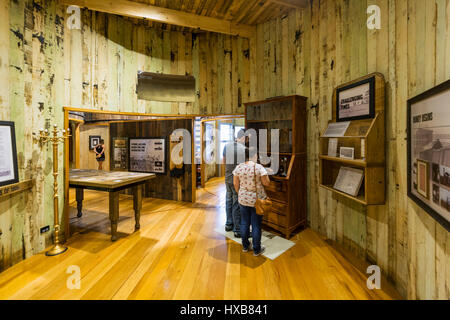 Visitatori apprendere la storia di Bundaberg Rum nel museo esperienza. Bundaberg, Queensland, Australia Foto Stock