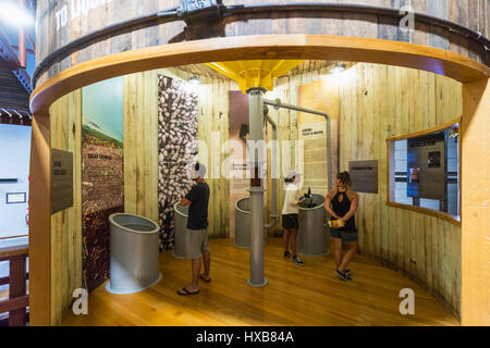 Visitatori apprendere la storia di Bundaberg Rum nel museo esperienza. Bundaberg, Queensland, Australia Foto Stock