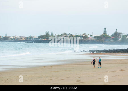 Le donne a piedi lungo le sabbie della spiaggia di Bargara, Bundaberg, Queensland, Australia Foto Stock