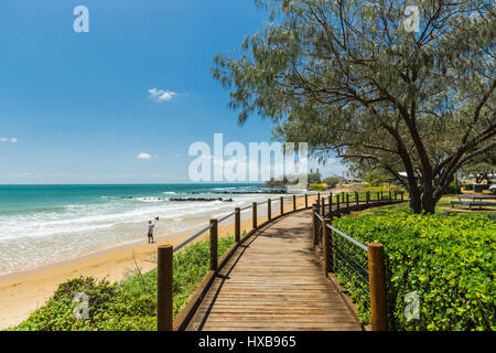 Vista lungo la Esplanade Boardwalk a Bargara Beach, a Bundaberg, Queensland, Australia Foto Stock