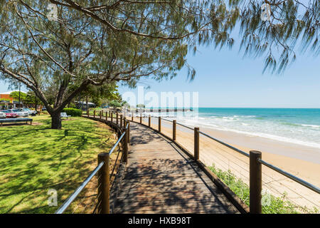 Vista lungo la Esplanade Boardwalk a Bargara Beach, a Bundaberg, Queensland, Australia Foto Stock