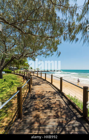 Vista lungo la Esplanade Boardwalk a Bargara Beach, a Bundaberg, Queensland, Australia Foto Stock