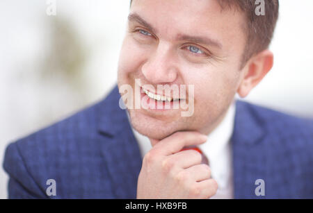 Successo imprenditore giovane in posa e sorridente a Foto Stock