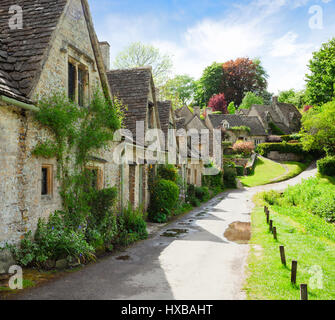 Una bella mattina di sole a Bibury, Gloucestershir, Inghilterra, Regno Unito. Old Street con i tradizionali cottage. Foto Stock