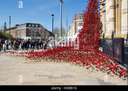 La finestra di pianto di papaveri a Hull Maritime Museum di Kingston Upon Hull, Regno Unito città della cultura 2017 Foto Stock