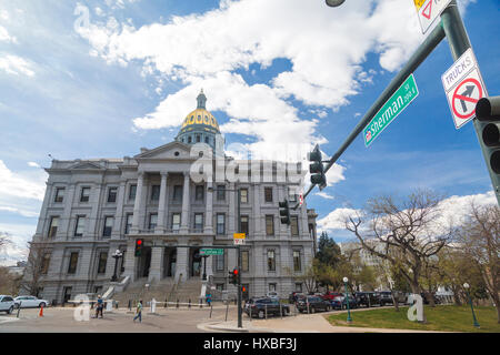 Lo State Capitol Building esterno un ampio angolo di visione con Sherman e Colfax via segni a Denver in Colorado Foto Stock