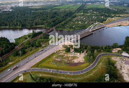 Saint Petersburg, Russia - 19 Luglio 2007: anello stradale attraversa il fiume Big Ohta ha, è vicino alla stazione ferroviaria di Rzhevka, vista dall'alto, fotografia aerea Foto Stock