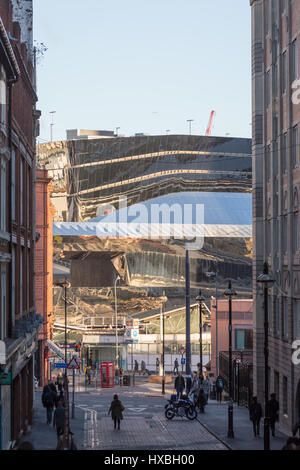 Riflessioni in New Street Station / Grand Central Shopping Center esterno, Birmingham, Regno Unito Foto Stock