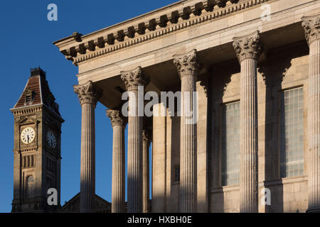 Birmingham Municipio e Torre dell Orologio su Museum & Art Gallery Regno Unito Foto Stock