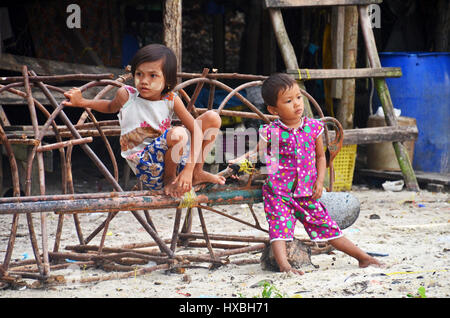 Moken bambini nel villaggio di Makyone Galet, Lampi National Marine Park, Myeik arcipelago, Myanmar Foto Stock