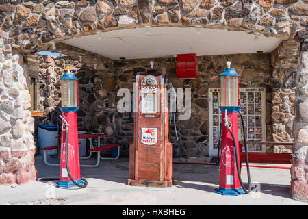 Vecchio stile pompe per gas a Cool Springs, Arizona. Si tratta di un edificio di roccia posto che ha un cafe, museo, negozio di articoli da regalo e la vecchia stazione di gas. Generalmente esso Foto Stock