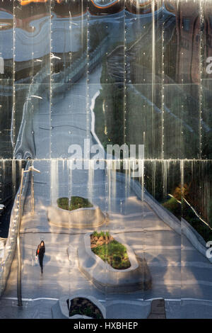 Riflessioni in New Street Station / Grand Central Shopping Center esterno, Birmingham, Regno Unito Foto Stock