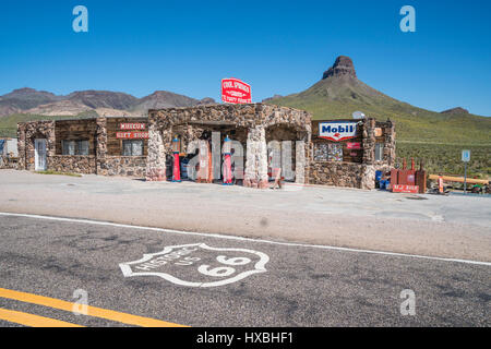 Cool Springs, Arizona è un un edificio posto che ha un cafe, museo, negozio di articoli da regalo e la vecchia stazione di gas. In genere non è aperta, ma essendo sul percorso 66 Foto Stock