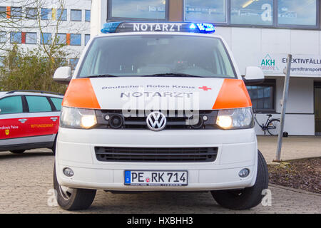 Peine / Germania - marzo 20, 2017: tedesco medico di emergenza ( notarzt ) auto sorge su un ospedale Foto Stock