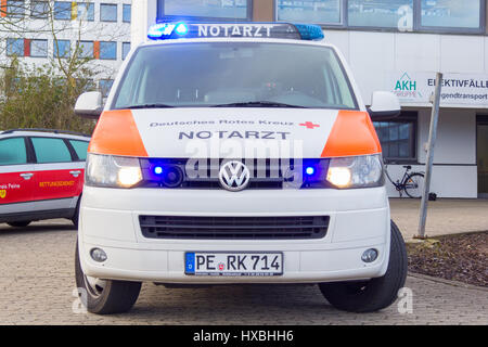 Peine / Germania - marzo 20, 2017: tedesco medico di emergenza ( notarzt ) auto sorge su un ospedale Foto Stock