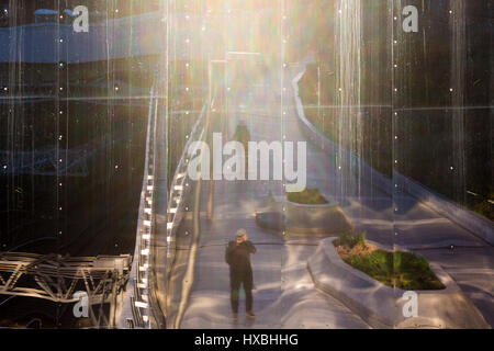 Riflessioni in New Street Station / Grand Central Shopping Center esterno, Birmingham, Regno Unito Foto Stock