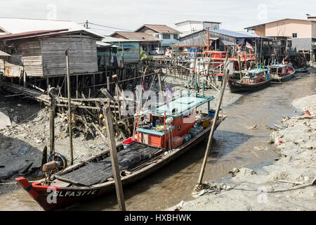 Barche da pesca sul fiume in Sekinchan, Malaysia Foto Stock