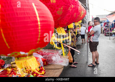 Una famiglia negozi nel mercato Sekinchan, Malaysia Foto Stock