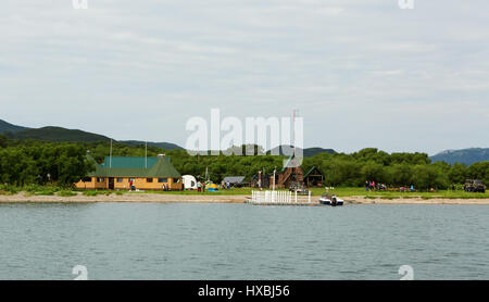 Sorgente del fiume Ozernaya Kurile sul lago. A sud la Kamchatka Nature Park. Foto Stock