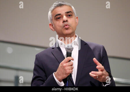 In vista della Giornata internazionale della donna il prossimo mese il sindaco di Londra Sadiq Khan lancia Uguale Ma Diverso"mostra fotografica, presso il Municipio di Londra per celebrare la diversità di tutte le donne che lavorano nel regno Unito oggi - per condividere le storie di donne la cui voic Foto Stock