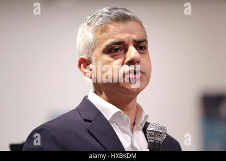 In vista della Giornata internazionale della donna il prossimo mese il sindaco di Londra Sadiq Khan lancia Uguale Ma Diverso"mostra fotografica, presso il Municipio di Londra per celebrare la diversità di tutte le donne che lavorano nel regno Unito oggi - per condividere le storie di donne la cui voic Foto Stock