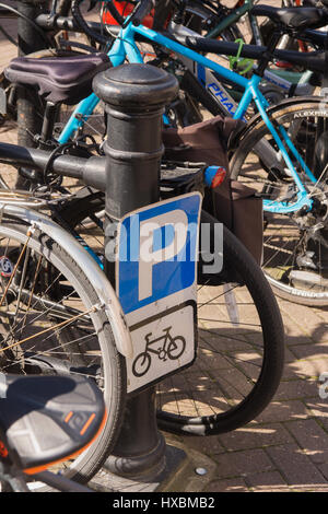 Parcheggio bici firmare e monitorata storage area nel centro della città previsto per ciclisti Foto Stock