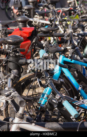 Un sacco di moto parcheggiata in un posto sicuro nel centro della città in bicicletta area di parcheggio in CHESTER Inghilterra England Foto Stock